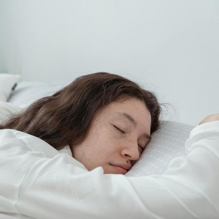 Les femmes dorment plus que les hommes : légende ou vérité ?