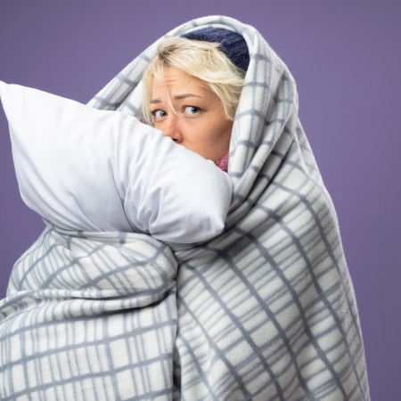 Dormeuse frileuse dans sa couette en hiver